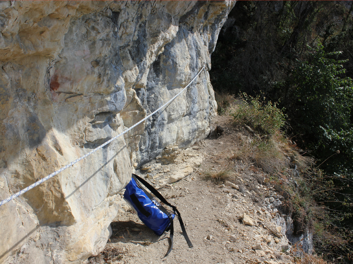 Vire d'accès avec sa main courante nécessitant d'être équipé.